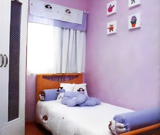Cama de una habitación lila para nenas